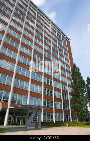 Moderno edificio per uffici con facciata in mattoni rossi e grandi finestre sotto un cielo blu, Batuv mrakodrap, grattacielo Batas, Zlin, Zlin, Zlinsky kraj, Mora Foto Stock