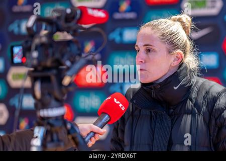 Oslo, Norvegia 3 dicembre 2024 l'allenatrice inglese Gemma Grainger parla durante la conferenza stampa dopo la vittoria della nazionale norvegese ai play-off di qualificazione ai Campionati europei di qualificazione al secondo turno tra le donne norvegesi e le donne dell'Irlanda del Nord all'Ullevaal Stadion di Oslo, Norvegia crediti: Nigel Waldron/Alamy Live News Foto Stock