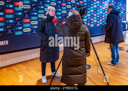 Oslo, Norvegia 3 dicembre 2024 l'allenatore inglese Gemma Grainger parla durante la conferenza stampa dopo la vittoria della squadra norvegese nelle qualificazioni ai Campionati europei di qualificazione ai play-off del secondo turno tra le donne norvegesi e le donne dell'Irlanda del Nord all'Ullevaal Stadion di Oslo, Norvegia crediti: Nigel Waldron/Alamy Live News Foto Stock