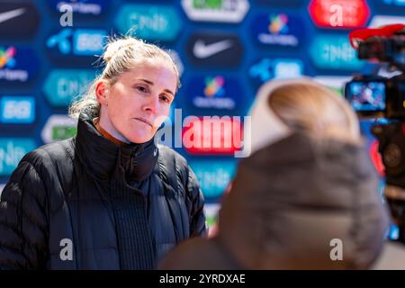 Oslo, Norvegia 3 dicembre 2024 l'allenatrice inglese Gemma Grainger parla durante la conferenza stampa dopo la vittoria della nazionale norvegese ai play-off di qualificazione ai Campionati europei di qualificazione al secondo turno tra le donne norvegesi e le donne dell'Irlanda del Nord all'Ullevaal Stadion di Oslo, Norvegia crediti: Nigel Waldron/Alamy Live News Foto Stock