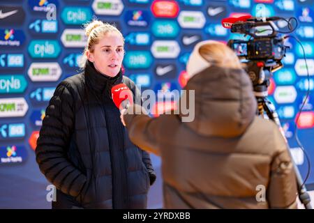 Oslo, Norvegia 3 dicembre 2024 l'allenatrice inglese Gemma Grainger parla durante la conferenza stampa dopo la vittoria della nazionale norvegese ai play-off di qualificazione ai Campionati europei di qualificazione al secondo turno tra le donne norvegesi e le donne dell'Irlanda del Nord all'Ullevaal Stadion di Oslo, Norvegia crediti: Nigel Waldron/Alamy Live News Foto Stock