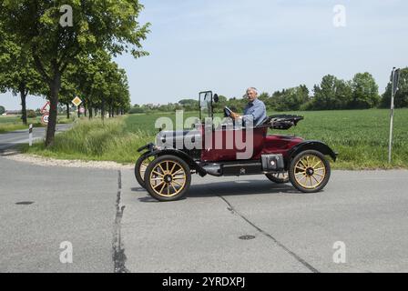 Uomo alla guida di una classica auto d'epoca Ford su una strada di campagna aperta, Ford T-Model Torpedo, 1910, bassa Sassonia, Germania, Europa Foto Stock