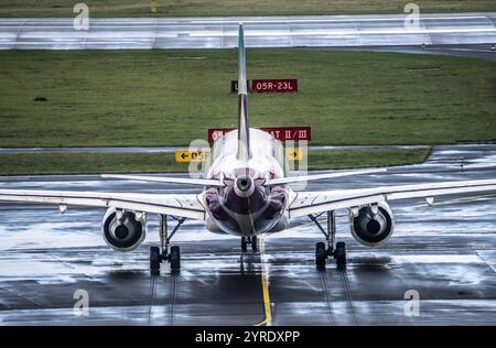 Aeroporto di Duesseldorf, Eurowings Airbus sulla via di rullaggio per il decollo, indicazione, Duesseldorf, Renania settentrionale-Vestfalia, Germania, Europa Foto Stock