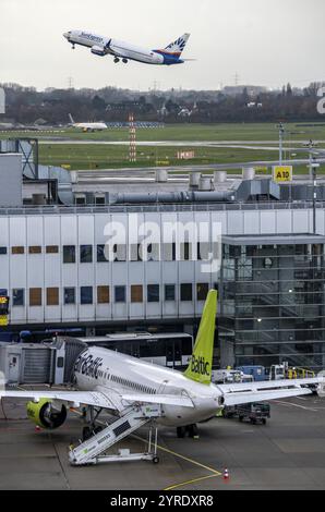 Aeroporto di Duesseldorf, SunExpress Boeing 737 al decollo, Air Baltic Aircraft al Terminal A, Duesseldorf, Renania settentrionale-Vestfalia, Germania, Europa Foto Stock