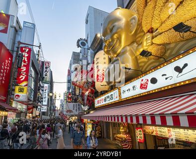 Strada notturna con luci al neon e insegne illuminate, quartiere Dotonbori, Osaka, Giappone, Asia Foto Stock