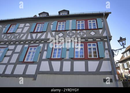 Canonica cattolica costruita nel 1651 con persiane e lanterna per vicoli, vista verso l'alto, casa a graticcio, Sankt-Ursula-Gasse, Oberursel, Taunus, Hesse, GE Foto Stock