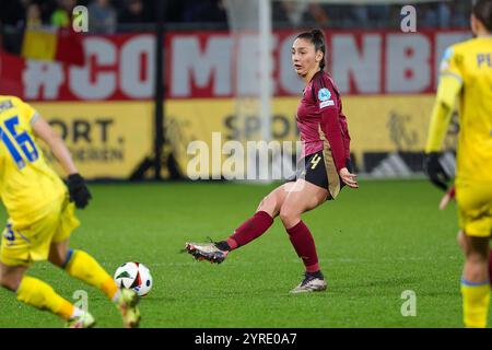 Lovanio, Belgio. 3 dicembre 2024. Amber Tysiak (4) del Belgio nella foto durante una partita di calcio tra le squadre nazionali del Belgio, chiamata Red Flames e Ucraina nella seconda tappa del secondo spareggio della competizione di qualificazione europea femminile 2023-24, martedì 03 dicembre 2024 a Lovanio, Belgio. Crediti: Sportpix/Alamy Live News Foto Stock