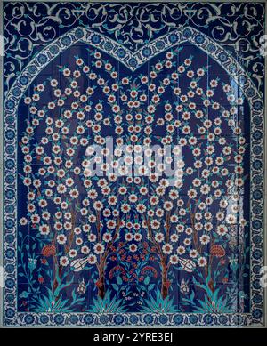 Intricato pannello a mosaico floreale nella grande Moschea dello Sceicco Zayed di Abu Dhabi, che mostra arte islamica con dettagli in blu, bianco e rosso. Foto Stock