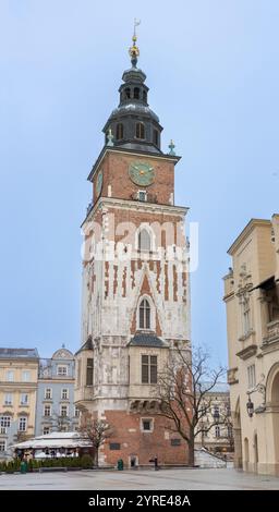 CRACOVIA, POLONIA - 21 DICEMBRE 2023: Basilica di Santa Maria a Cracovia, Polonia, il 21 dicembre 2023 Foto Stock