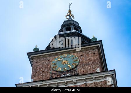 CRACOVIA, POLONIA - 21 DICEMBRE 2023: Passeggiata nella città vecchia di Cracovia, Polonia, il 21 dicembre 2023 Foto Stock