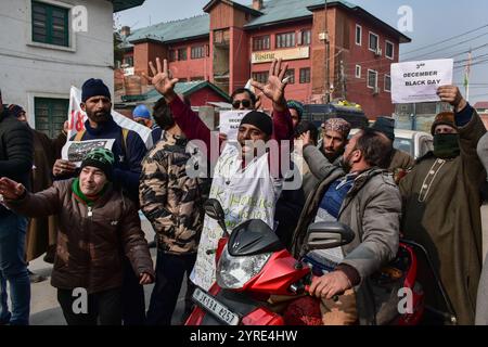 Srinagar, India. 3 dicembre 2024. Disabilitate le persone gridano slogan mentre protestano contro l'amministrazione del governo in occasione della giornata internazionale delle persone con disabilità a Srinagar, la capitale estiva del Jammu e del Kashmir. Credito: SOPA Images Limited/Alamy Live News Foto Stock