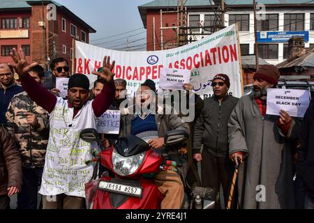 Srinagar, India. 3 dicembre 2024. Disabilitate le persone gridano slogan mentre protestano contro l'amministrazione del governo in occasione della giornata internazionale delle persone con disabilità a Srinagar, la capitale estiva del Jammu e del Kashmir. Credito: SOPA Images Limited/Alamy Live News Foto Stock