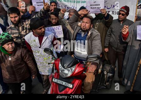 Srinagar, India. 3 dicembre 2024. Disabilitate le persone gridano slogan mentre protestano contro l'amministrazione del governo in occasione della giornata internazionale delle persone con disabilità a Srinagar, la capitale estiva del Jammu e del Kashmir. Credito: SOPA Images Limited/Alamy Live News Foto Stock