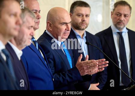 Bucarest, Romania. 3 dicembre 2024: Ilie Bolojan (C), presidente ad interim del Partito Nazionale Liberale (PNL), tiene una conferenza stampa dopo l'incontro dell'Ufficio politico Nazionale del Partito Nazionale Liberale. Crediti: Lucian Alecu/Alamy Live News Foto Stock