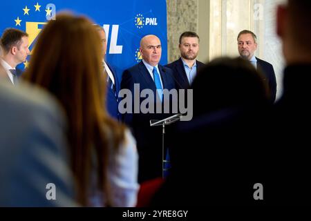 Bucarest, Romania. 3 dicembre 2024: Ilie Bolojan (C), presidente ad interim del Partito Nazionale Liberale (PNL), tiene una conferenza stampa dopo l'incontro dell'Ufficio politico Nazionale del Partito Nazionale Liberale. Crediti: Lucian Alecu/Alamy Live News Foto Stock