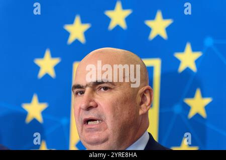 Bucarest, Romania. 3 dicembre 2024: Ilie Bolojan, presidente ad interim del Partito Nazionale Liberale (PNL), tiene una conferenza stampa dopo la riunione dell'Ufficio politico Nazionale del Partito Nazionale Liberale. Crediti: Lucian Alecu/Alamy Live News Foto Stock