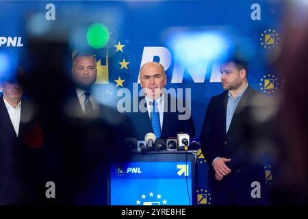 Bucarest, Romania. 3 dicembre 2024: Ilie Bolojan (C), presidente ad interim del Partito Nazionale Liberale (PNL), tiene una conferenza stampa dopo l'incontro dell'Ufficio politico Nazionale del Partito Nazionale Liberale. Crediti: Lucian Alecu/Alamy Live News Foto Stock