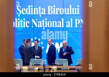 Bucarest, Romania. 3 dicembre 2024: Dan Motreanu (C), primo vicepresidente del Partito Nazionale Liberale (PNL), guarda la telecamera durante l'incontro del National Political Bureau del Partito Nazionale Liberale. Crediti: Lucian Alecu/Alamy Live News Foto Stock