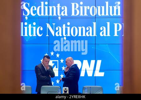 Bucarest, Romania. 3 dicembre 2024: Florin Birta (L), sindaco di Oradea, e Ilie Bolojan (R), presidente ad interim del Partito Nazionale Liberale (PNL), durante la riunione dell'Ufficio politico Nazionale del Partito Nazionale Liberale. Crediti: Lucian Alecu/Alamy Live News Foto Stock