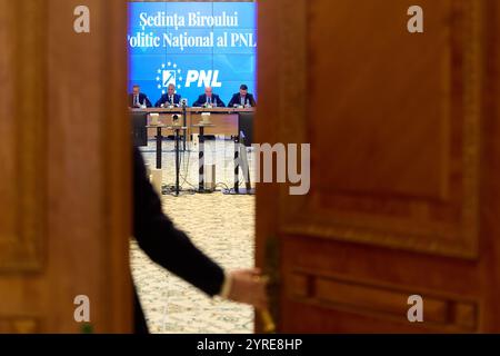 Bucarest, Romania. 3 dicembre 2024: Ilie Bolojan (C-R), presidente ad interim del Partito Nazionale Liberale (PNL), guida la riunione dell'Ufficio politico Nazionale del Partito Nazionale Liberale. Crediti: Lucian Alecu/Alamy Live News Foto Stock