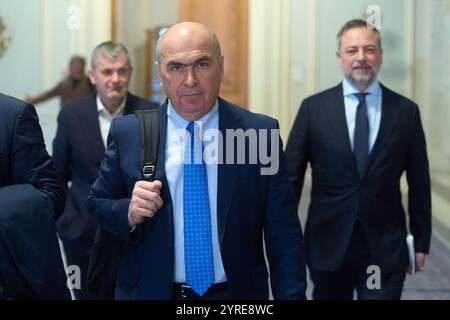 Bucarest, Romania. 3 dicembre 2024: Ilie Bolojan, presidente ad interim del Partito Nazionale Liberale (PNL), arriva alla riunione dell'Ufficio politico Nazionale del Partito Nazionale Liberale. Crediti: Lucian Alecu/Alamy Live News Foto Stock