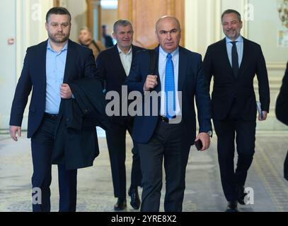 Bucarest, Romania. 3 dicembre 2024: Ilie Bolojan (C), presidente ad interim del Partito Nazionale Liberale (PNL), arriva alla riunione dell'Ufficio politico Nazionale del Partito Nazionale Liberale. Crediti: Lucian Alecu/Alamy Live News Foto Stock
