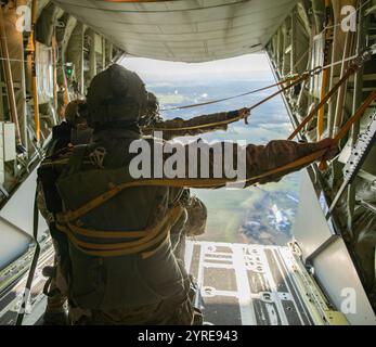 I berretti verdi del 1st Battalion, 10th Special Forces Group (Airborne), conducono una linea statica salto aviotrasportato da un 352d Special Operations Wing MC-130J Commando II con base fuori dalla RAF Mildenhall, Regno Unito come parte dell'esercitazione Adamant Serpent 25 sull'isola di Gotland, Svezia 12 novembre 2024. L'esercito statunitense opera in tutto il mondo con forze agili e capacità militari flessibili per rispondere ai cambiamenti nell'ambiente operativo e rafforzare l'impegno degli Stati Uniti nei confronti di alleati e partner. Foto Stock