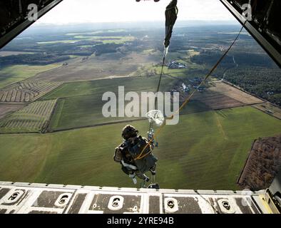 I berretti verdi del 1st Battalion, 10th Special Forces Group (Airborne), conducono una linea statica salto aviotrasportato da un 352d Special Operations Wing MC-130J Commando II con base fuori dalla RAF Mildenhall, Regno Unito come parte dell'esercitazione Adamant Serpent 25 sull'isola di Gotland, Svezia 12 novembre 2024. L'esercito statunitense opera in tutto il mondo con forze agili e capacità militari flessibili per rispondere ai cambiamenti nell'ambiente operativo e rafforzare l'impegno degli Stati Uniti nei confronti di alleati e partner. Foto Stock