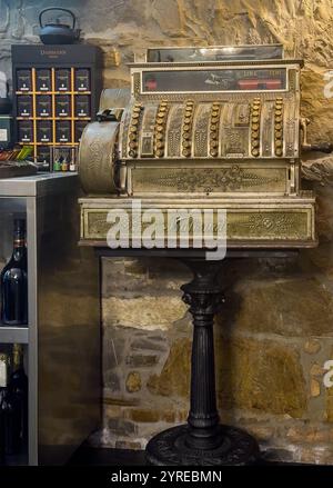 Trieste, Italia - 29 giugno 2024: Primo piano della calcolatrice Nazionale d'epoca allestita nella caffetteria e nella sala da tè Foto Stock