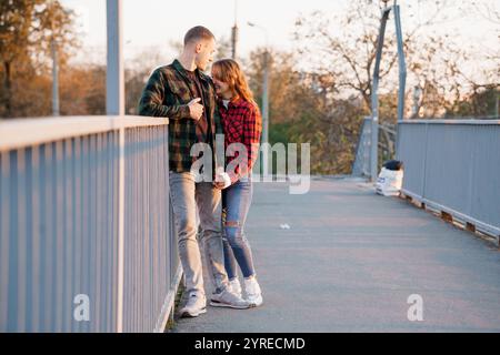 Serata romantica d'autunno su un ponte. Foto Stock