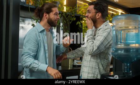 Diversi amici felici colleghi colleghi uomini d'affari Indiani Arabi Caucasici uomini d'affari che parlano al bar ufficio rompere la condivisione di gossip segreto su Foto Stock
