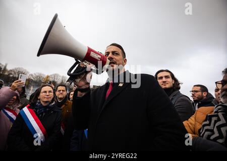 Parigi, Francia. 3 dicembre 2024. Sébastien Delogu, deputato del gruppo la France Insoumise - Nouveau Front Populaire, parla con i tassisti francesi durante la dimostrazione. Il secondo giorno di dimostrazioni di tassisti in Francia, decine di veicoli hanno bloccato le strade vicino all'Assemblea Nazionale in una protesta all'Esplanade des Invalides, a Parigi. I lavoratori chiedono l'abbandono delle misure che minacciano il trasporto di taxi per i pazienti, combattono la concorrenza illegale, promuovono i taxi come servizio pubblico essenziale. Credito: SOPA Images Limited/Alamy Live News Foto Stock