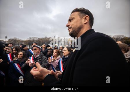 Parigi, Francia. 3 dicembre 2024. Sébastien Delogu, vice di la France Insoumise visto in primo piano durante la dimostrazione dei tassisti francesi. Il secondo giorno di dimostrazioni di tassisti in Francia, decine di veicoli hanno bloccato le strade vicino all'Assemblea Nazionale in una protesta all'Esplanade des Invalides, a Parigi. I lavoratori chiedono l'abbandono delle misure che minacciano il trasporto di taxi per i pazienti, combattono la concorrenza illegale, promuovono i taxi come servizio pubblico essenziale. Credito: SOPA Images Limited/Alamy Live News Foto Stock