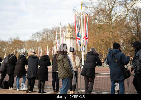 Londra, Regno Unito. 3 dicembre 2024. La gente si riunisce prima della parata. L'Amir dello Stato del Qatar, accompagnato dallo sceicco Jawaher bint Hamad bin Suhaim al Thani, effettua una visita di Stato nel Regno Unito. (Foto di David Tramontan/SOPA Images/Sipa USA) credito: SIPA USA/Alamy Live News Foto Stock