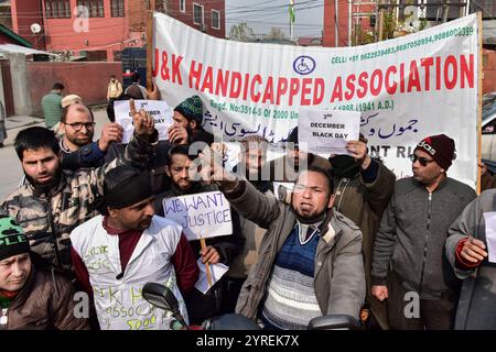 Srinagar, India. 3 dicembre 2024. Disabilitate le persone gridano slogan mentre protestano contro l'amministrazione del governo in occasione della giornata internazionale delle persone con disabilità a Srinagar, la capitale estiva del Jammu e del Kashmir. (Foto di Saqib Majeed/SOPA Images/Sipa USA) credito: SIPA USA/Alamy Live News Foto Stock