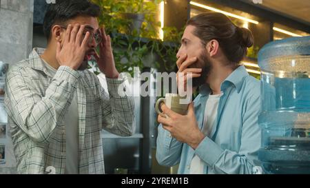 Colleghi maschi amici amici amici uomini multietnici partner commerciali colleghi arabi ragazzi caucasici uomini d'affari liberi professionisti parlare ridere gossip friendly Foto Stock