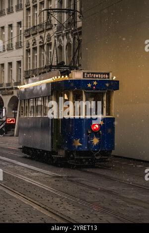 Una vista pittoresca delle strade di Berna e dei tram ricoperti di neve durante il Natale, catturando il fascino festivo e l'atmosfera invernale del paese delle meraviglie. Foto Stock