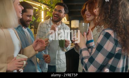 Felice gruppo multirazziale amici compagni di squadra colleghi freelance studenti colleghi gioiosi uomini d'affari donne diverse ragazze ragazzi che ballano femmina maschile Foto Stock