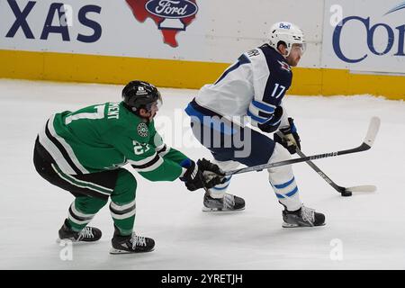 Dallas, Stati Uniti. 1 dicembre 2024. ESA Lindell n. 23 dei Dallas Stars e Adam Lowry n. 17 dei Winnipeg Jets lottano per il puck durante il match contro i Winnipeg Jets della National Hockey League regular season all'American Airlines Center. Punteggio finale Dallas Stars 3-1 Winnipeg Jets. Il 1° dicembre 2024 a Dallas, Texas, Stati Uniti. (Foto di Javier Vicencio/Eyepix Group/Sipa USA) credito: SIPA USA/Alamy Live News Foto Stock