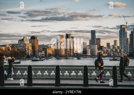 Uno splendido skyline cittadino di Londra, caratterizzato da iconici punti di riferimento e dal fiume Tamigi durante il tramonto, su un vibrante sfondo urbano. Foto Stock