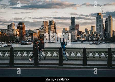 Uno splendido skyline cittadino di Londra, caratterizzato da iconici punti di riferimento e dal fiume Tamigi durante il tramonto, su un vibrante sfondo urbano. Foto Stock