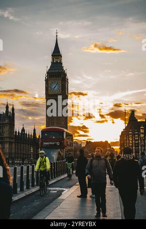 Uno splendido skyline cittadino di Londra, caratterizzato da iconici punti di riferimento e dal fiume Tamigi durante il tramonto, su un vibrante sfondo urbano. Foto Stock