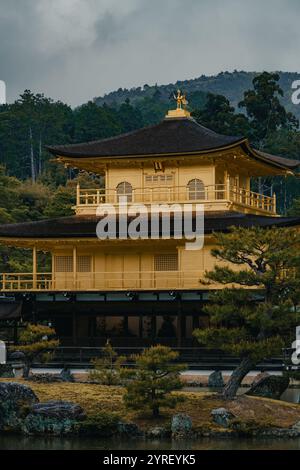 Il Tempio del Padiglione d'Oro a Kyoto, conosciuto come Kinkaku-ji, si erge come uno splendido esempio di architettura giapponese e cultura buddista Zen. Foto Stock