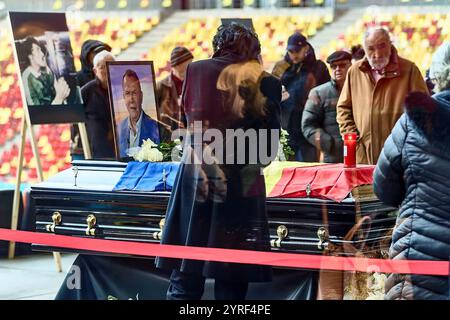 Bucarest, Romania. 3 dicembre 2024: Vigil per l'ex portiere della Steaua Bucharest Helmut Duckadam, vincitore della Coppa dei campioni, morto a 65 anni, tenuto alla National Arena. Duckadam è stato soprannominato "l'eroe di Siviglia" a causa della sua prestazione con Steaua Bucarest nella finale di Coppa dei campioni del 1986, dove ha salvato tutti e quattro i rigori contro il Barcellona ai calci, per la prima volta nella storia del calcio. Crediti: Lucian Alecu/Alamy Live News Foto Stock