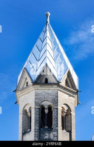 Una delle due torri orientali della basilica romanica di Sant'Apostolo nel centro storico di Colonia, con un cielo blu Foto Stock