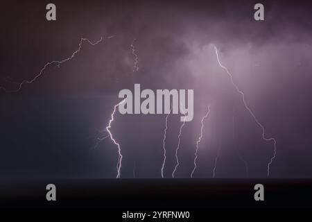 Fulmini offshore colpiscono la Gold Coast, nel Queensland. Foto Stock