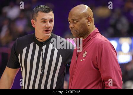 3 dicembre 2024: Il capo allenatore della Florida St. Leonard Hamilton parla con un funzionario durante l'azione di pallacanestro NCAA tra i Florida St. Seminoles e i LSU Tigers durante il SEC/ACC Challenge al Pete Maravich Assembly Center di Baton Rouge, LOUISIANA. Jonathan Mailhes/CSM Foto Stock