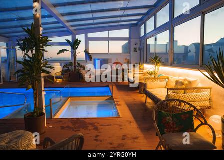 Lussuosa area piscina coperta con arredi di ispirazione marocchina nel Boutique Hotel Foto Stock