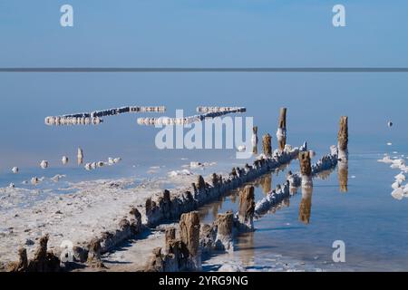 Le rovine delle vecchie terme sul lago salato Elton in un giorno di maggio. Regione di Volgograd, Russia Foto Stock