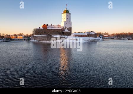 Castello medievale di Vyborg nel paesaggio mattutino. Vista dal Northern Harbor. Vyborg, Russia Foto Stock